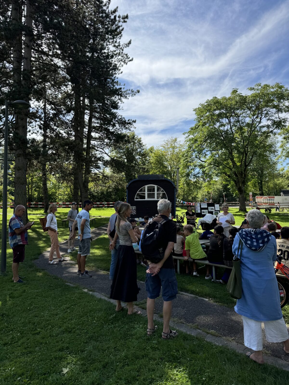 Einweihungsfest: Spielkiste und Klettermikado im Gyrischachen